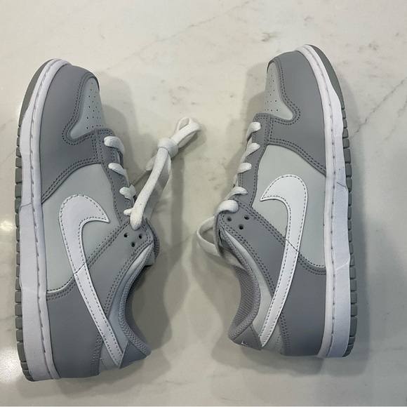 Nike Dunk Low kid size 3y
Two-Toned Grey (GS) sneakers - Picture 12 of 16